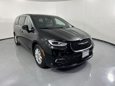 Used 2025 Chrysler Pacifica Select image 3