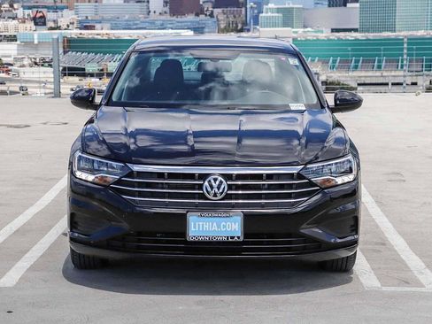 Used 2019 Volkswagen Jetta SE w/ Cold Weather Package FWD image 2