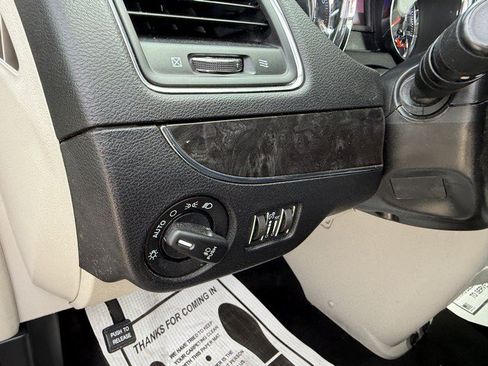 Used 2015 Chrysler Town & Country Touring-L w/ Driver Convenience Group FWD image 23