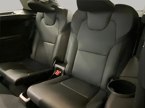 Used 2018 Volvo XC90 T6 Momentum w/ Convenience Package image 13