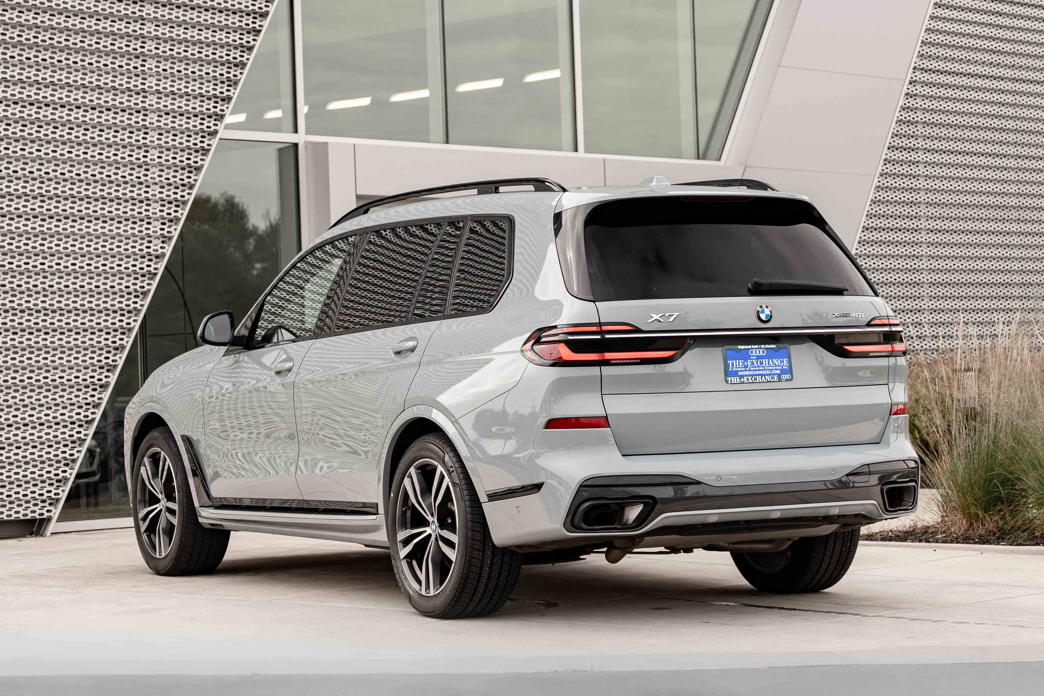 Used 2023 BMW X7 xDrive40i w/ M Sport Package AWD/4WD image 5