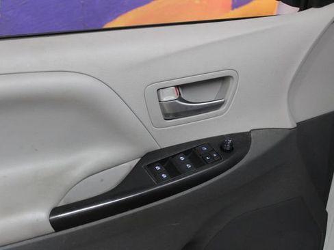 Used 2017 Toyota Sienna LE FWD image 12