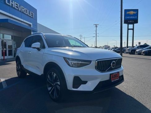 Used 2025 Volvo XC40 B5 Plus AWD/4WD image 3
