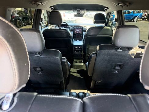 Used 2025 Jeep Grand Cherokee L Laredo RWD image 17