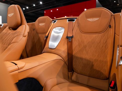 Used 2024 Aston Martin DB12 Convertible image 37
