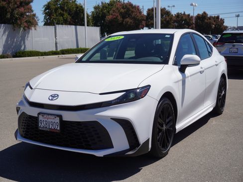 Used 2025 Toyota Camry SE FWD image 5