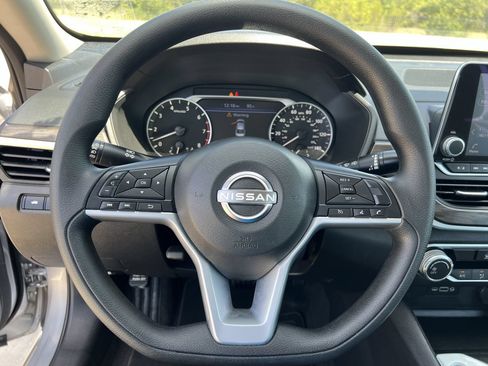Used 2025 Nissan Altima 2.5 SV FWD image 6