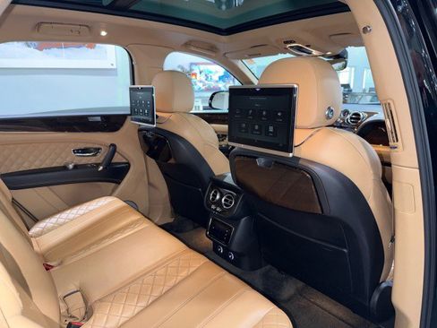Used 2017 Bentley Bentayga image 56