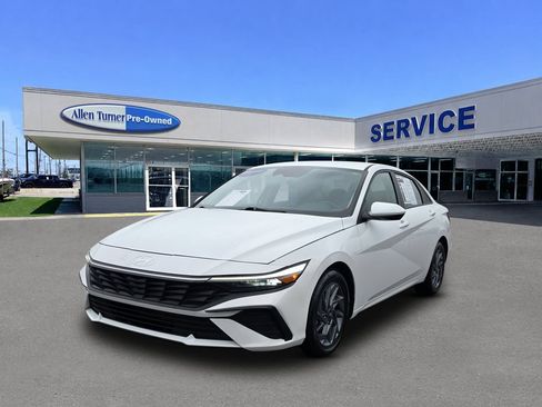Certified 2024 Hyundai Elantra SEL FWD image 4