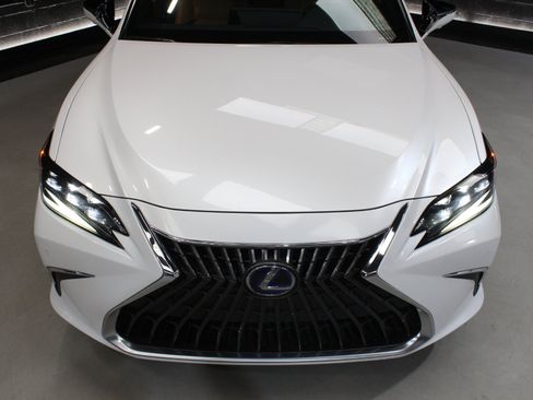 Used 2022 Lexus ES 300h Ultra Luxury w/ Accessory Package 2 FWD image 7