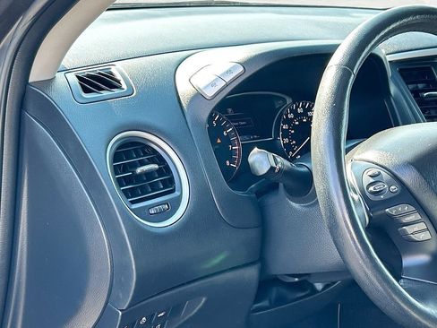 Used 2019 Nissan Pathfinder SL FWD image 10
