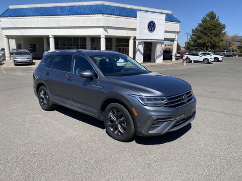 Certified 2022 Volkswagen Tiguan SE FWD image 2