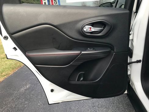 Used 2016 Jeep Cherokee Trailhawk w/ Comfort/Convenience Group image 33