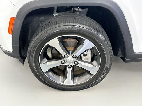 Used 2023 Jeep Grand Cherokee L Limited RWD image 11