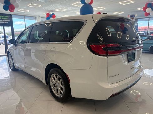 Used 2024 Chrysler Pacifica Touring-L FWD image 10