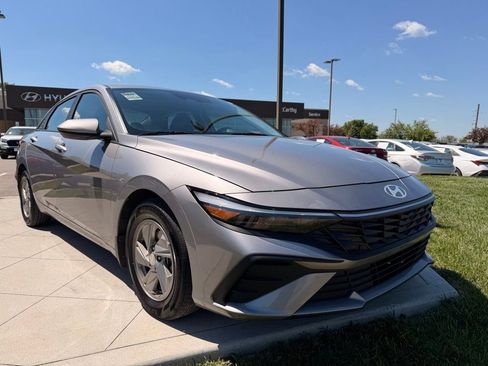 Used 2025 Hyundai Elantra SE FWD image 7