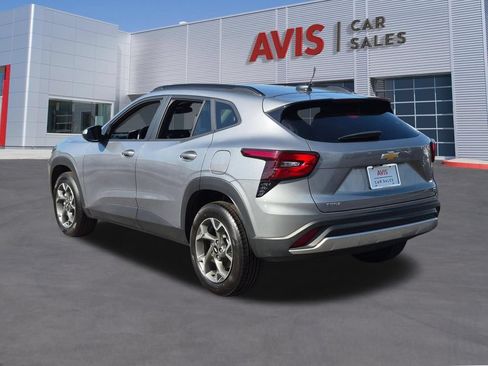 Used 2025 Chevrolet Trax LT w/ LT Convenience Package FWD image 9