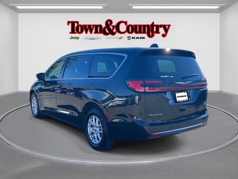 Used 2023 Chrysler Pacifica Touring-L image 7
