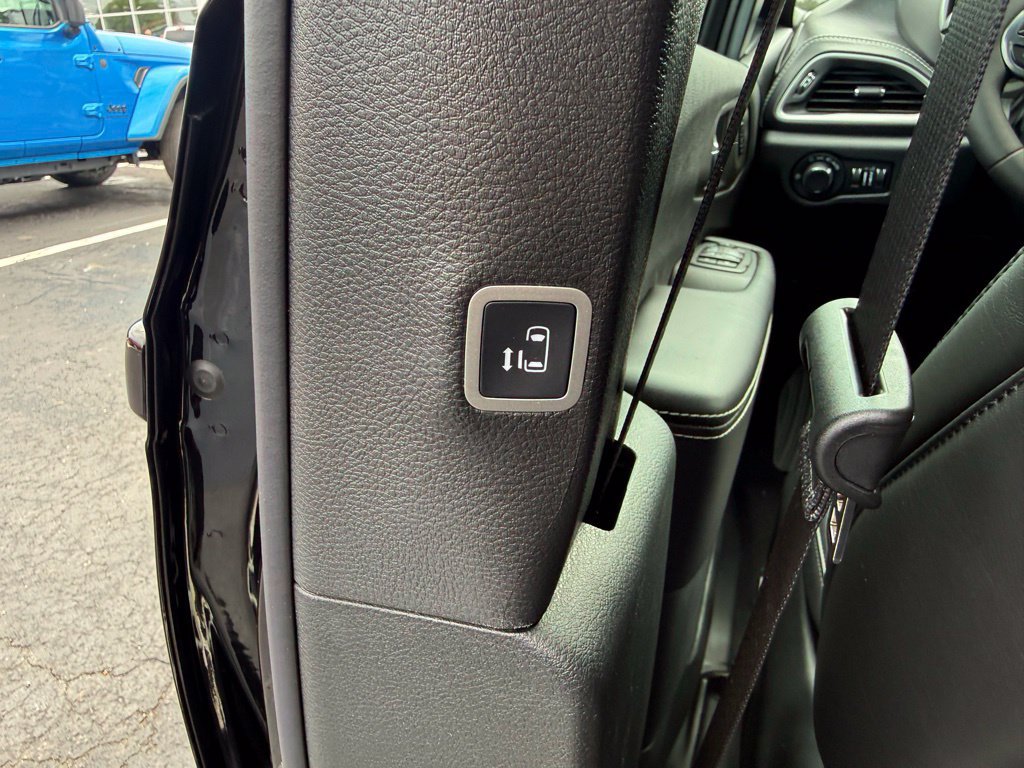 New 2027 Chrysler Pacifica Select w/ Family Tech Group FWD image 30