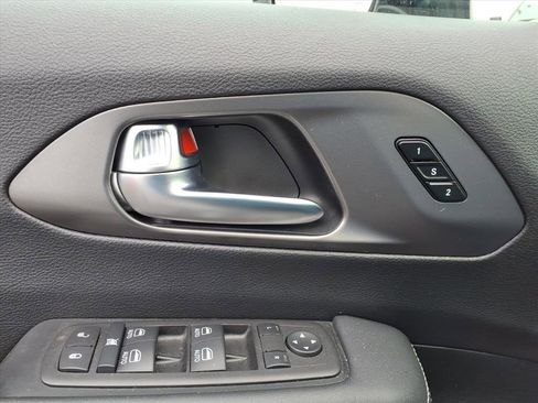 Used 2025 Chrysler Pacifica Select image 15