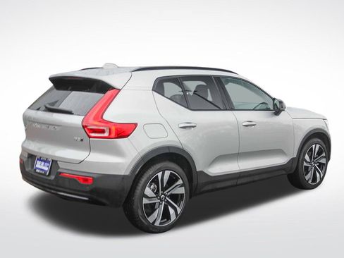 Used 2025 Volvo XC40 B5 Plus image 10