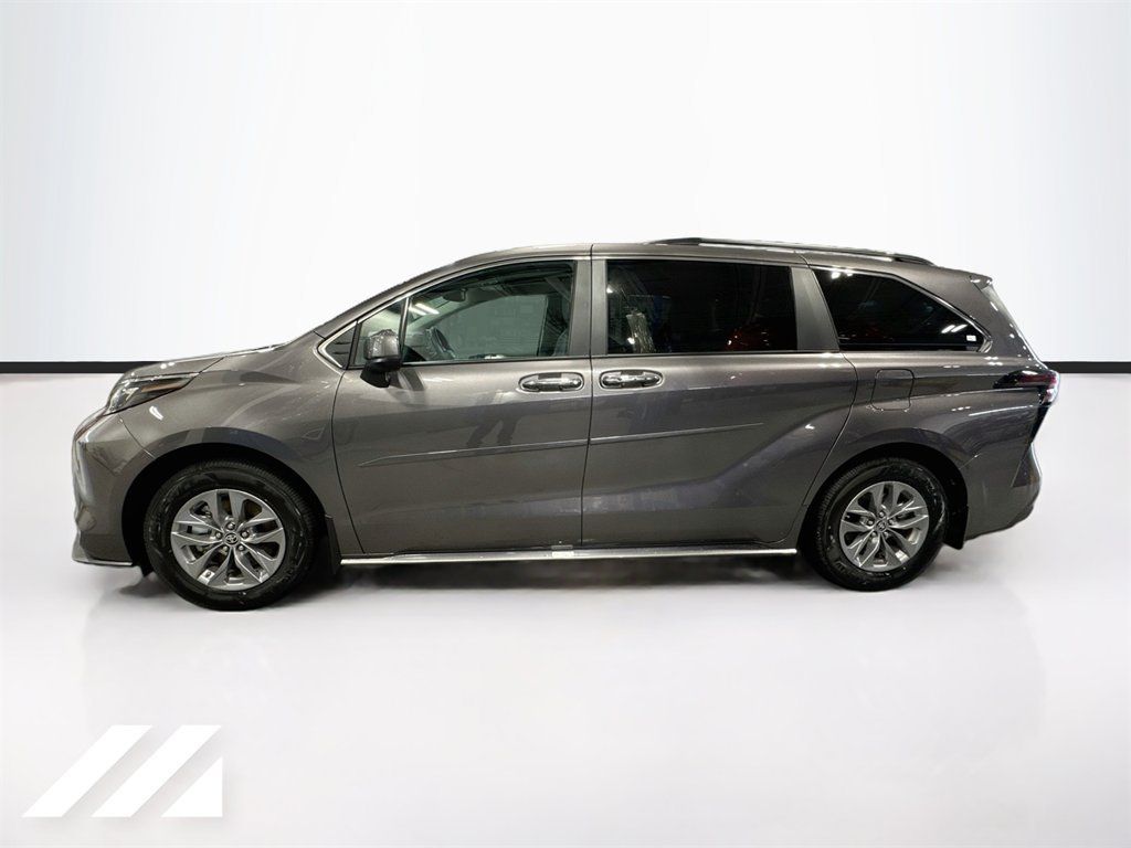 Used 2024 Toyota Sienna XLE AWD/4WD image 8