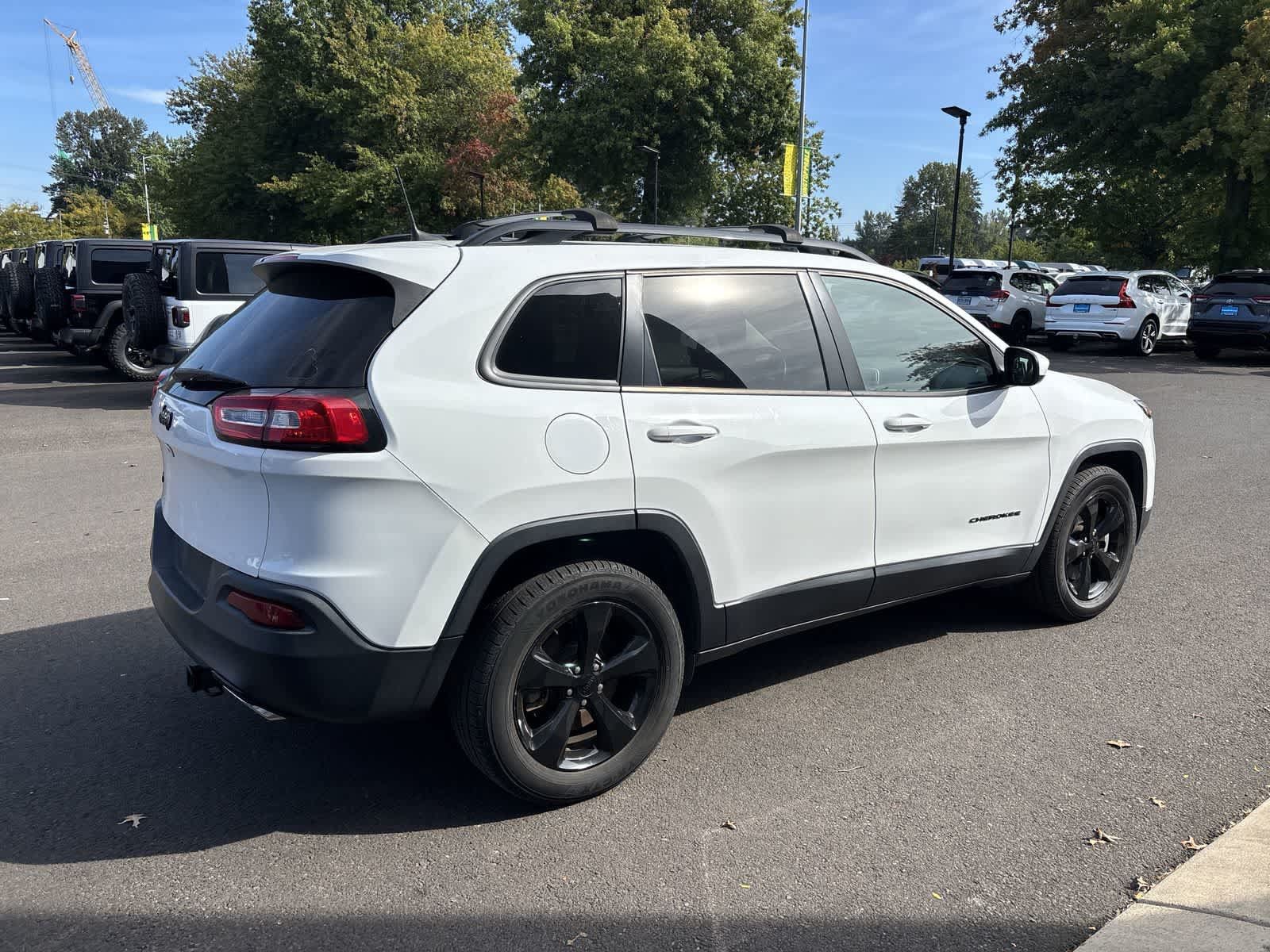 Used 2018 Jeep Cherokee Latitude w/ Altitude Package AWD/4WD image 4