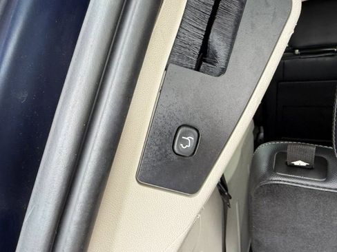 Used 2013 Chrysler Town & Country Touring FWD image 18