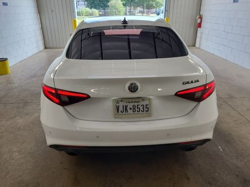 Used 2018 Alfa Romeo Giulia RWD image 4