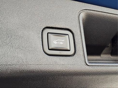 Used 2023 GMC Terrain SLT image 30