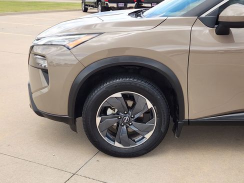 Used 2025 Nissan Rogue SV FWD image 9