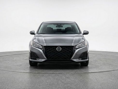 Used 2025 Nissan Altima 2.5 SV FWD image 2