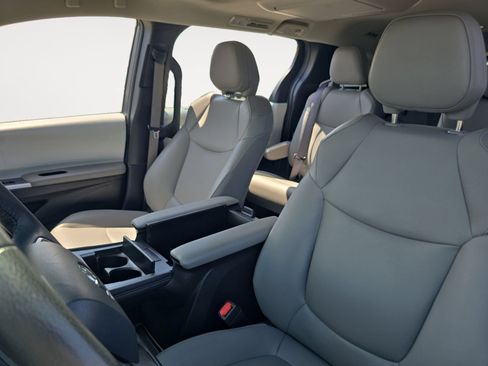 Certified 2025 Toyota Sienna XLE w/ XLE Plus Package AWD/4WD image 9