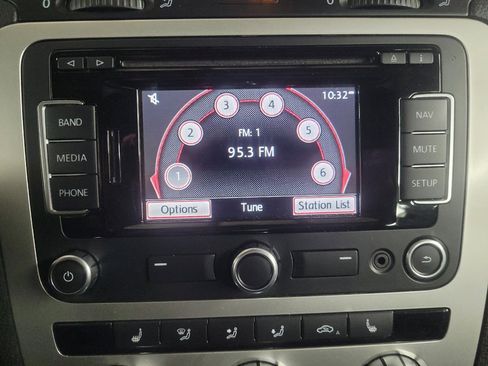 Used 2014 Volkswagen Eos FWD image 25
