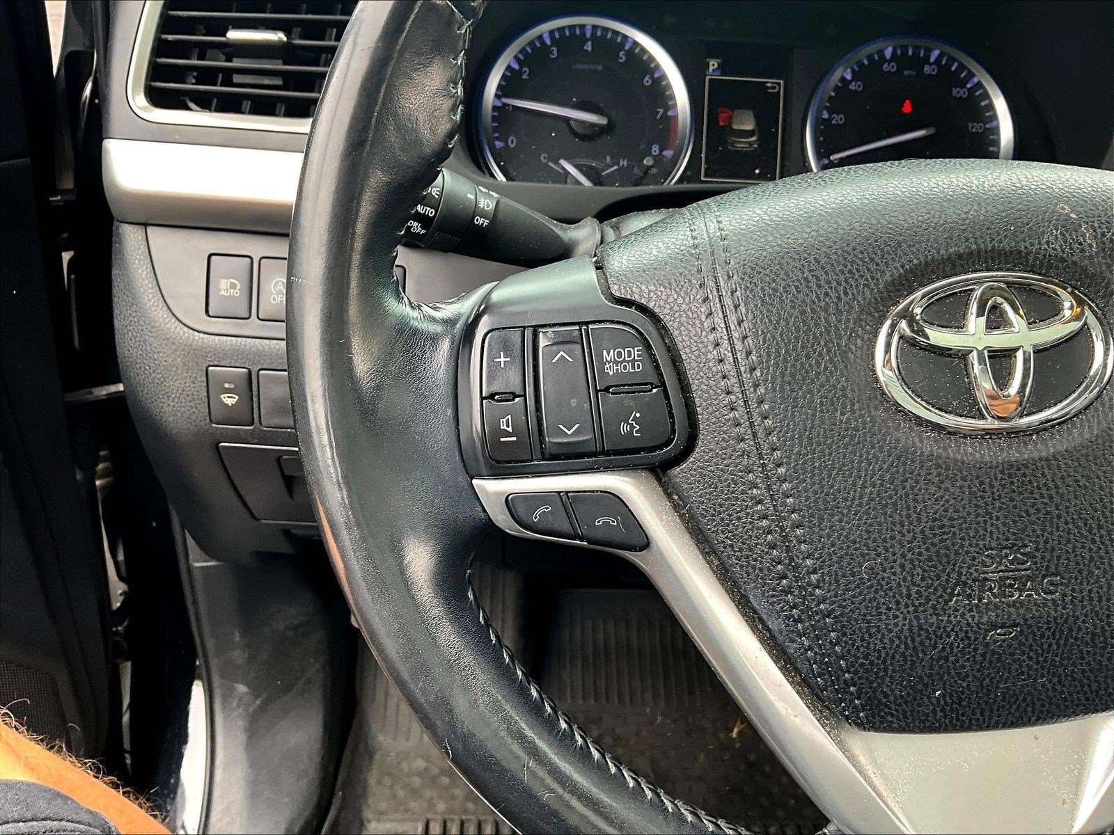 Used 2018 Toyota Highlander XLE AWD/4WD image 11
