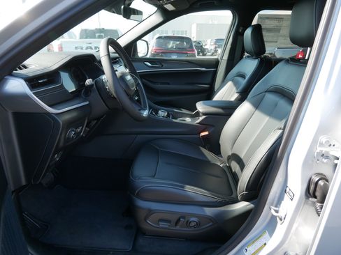 New 2025 Jeep Grand Cherokee Limited w/ Black Appearance Package image 6