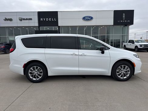 New 2026 Chrysler Pacifica Select image 2