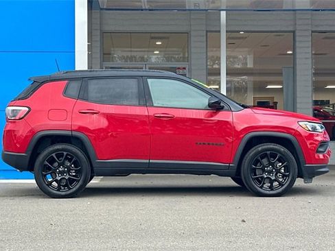 Used 2024 Jeep Compass Latitude w/ Convenience Group image 4