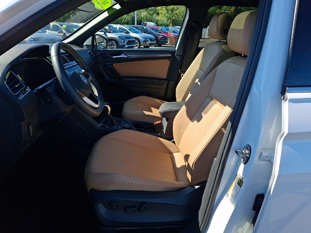 Used 2023 Volkswagen Tiguan SE w/ Panoramic Sunroof Package AWD/4WD image 16