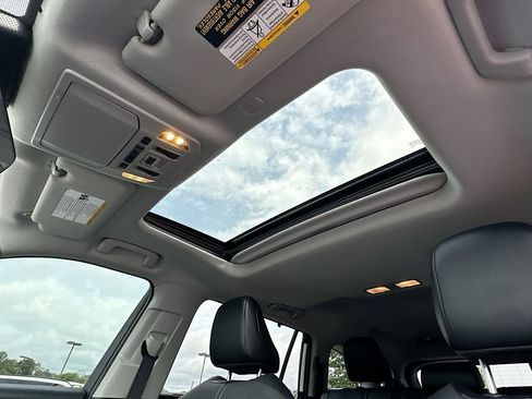 Used 2021 Toyota Highlander XLE FWD image 11
