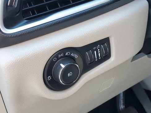 Used 2023 Chrysler Pacifica Touring-L FWD image 11