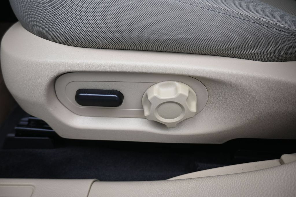 Used 2018 Ford Taurus SEL FWD image 12
