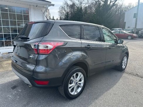 Used 2017 Ford Escape SE image 5