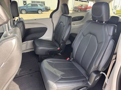 Used 2021 Chrysler Pacifica Touring-L w/ Premium & Safety Sphere Group image 14