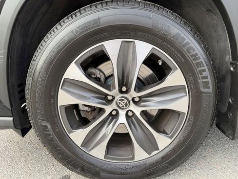 Used 2021 Toyota Highlander XLE image 10