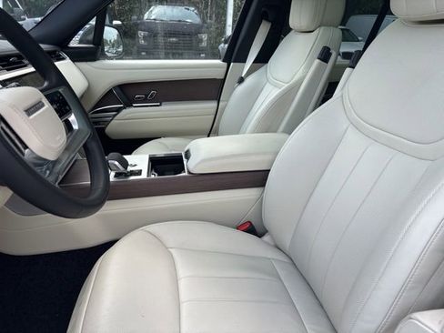 Used 2025 Land Rover Range Rover SE image 6