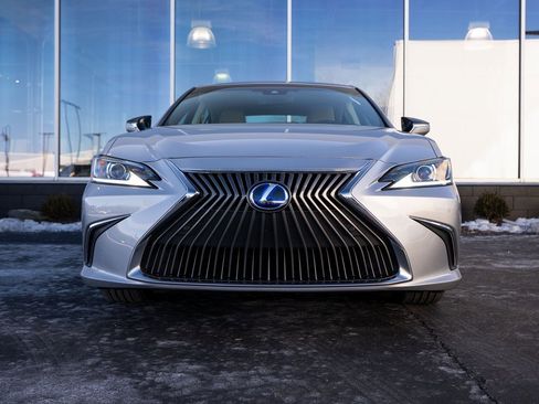 Used 2020 Lexus ES 300h w/ Premium Package image 2