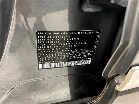 Used 2018 Volkswagen Tiguan SE AWD/4WD image 19