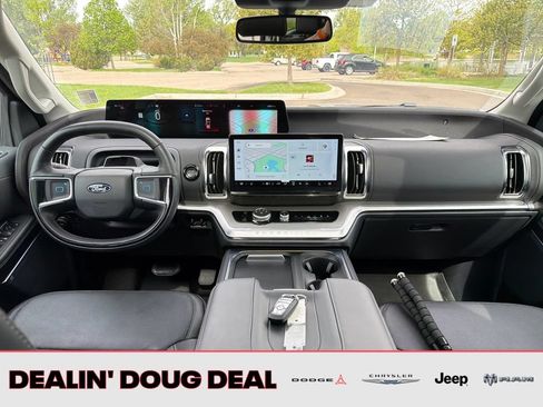 Used 2025 Ford Expedition Platinum w/ Driver's Package AWD/4WD image 18