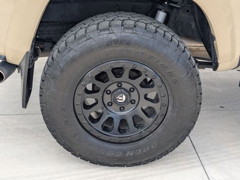 Used 2019 Toyota Tacoma TRD Sport AWD/4WD image 12